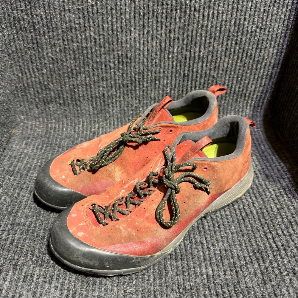 Arc'teryx Konseal Shoes Mens 9.5 Red Suede Vibram Megagrip 076402-475140